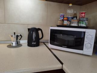 Joseph 2, Stylish corner flat with open views and close to the airport - 3