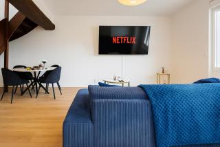 L'Azur - By BEST KEYS - Duplex Élégant Rénové - 5 min Gare - Fibre Ultra Rapide - Bureau Télétravail - Smart TV & Canapé XXL - 2