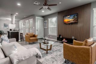 Hot Tub Deck BBQ Grill Patio Dog Friendly - 4