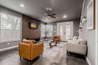 Hot Tub Deck BBQ Grill Patio Dog Friendly - 1