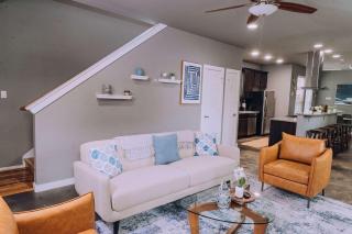 Hot Tub Deck BBQ Grill Patio Dog Friendly - 2