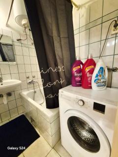 Bohemian Wooden Hideaway with bathtub & AC near Heroes Square - 8