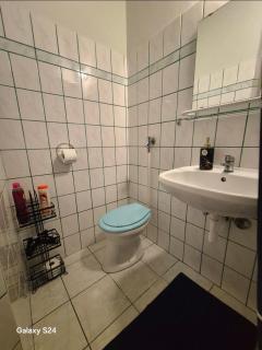 Bohemian Wooden Hideaway with bathtub & AC near Heroes Square - 7