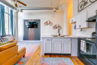 1 Mi to Dtwn! Riverside Corktown Loft on 2nd Floor - 2
