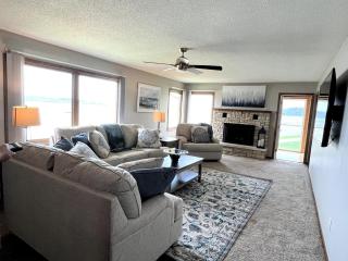 Cheerful beautiful home with an amazing lake view - 3