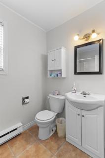 Modern 2BR Suite Parking Laundry - 1