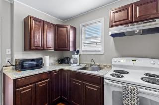 Modern 2BR Suite Parking Laundry - 9