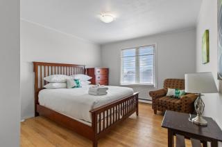 Modern 2BR Suite Parking Laundry - 0