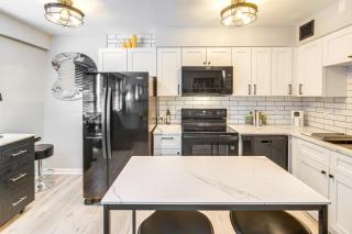 6 Mi to Downtown Cleveland Lakeview Condo! - 8