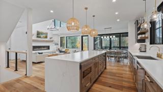 Forget-Me-Not by AvantStay Bold Lakefront Escape - 5