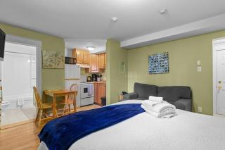 Cozy Manor Studio Parking WiFi - 9