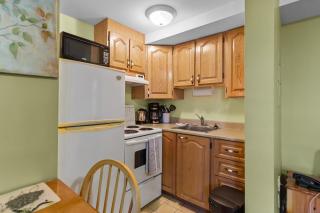 Cozy Manor Studio Parking WiFi - 8