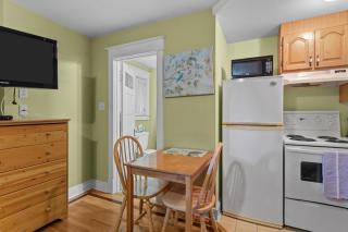 Cozy Manor Studio Parking WiFi - 7