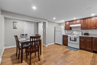 Stylish 2BR WiFi Parking MUN Walk - 8