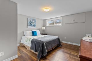 Stylish 2BR WiFi Parking MUN Walk - 5