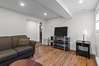 Stylish 2BR WiFi Parking MUN Walk - 0