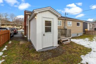 Stylish 2BR WiFi Parking MUN Walk - 1