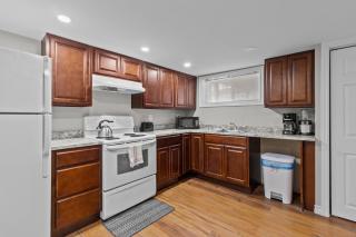 Stylish 2BR WiFi Parking MUN Walk - 9