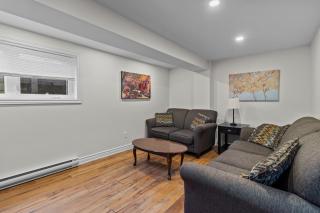 Stylish 2BR WiFi Parking MUN Walk - 6