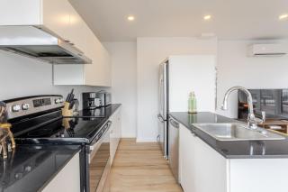 Montreal Downtown Haven, Walk to All Attractions - 8