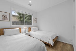 Luxe Coastal Retreat - 5