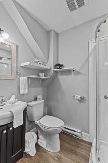 Modern 2BR W&D Wi-Fi Parking - 2