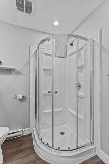 Modern 2BR W&D Wi-Fi Parking - 1