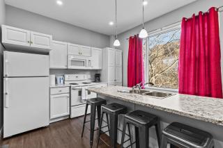 Modern 2BR W&D Wi-Fi Parking - 9