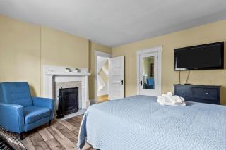 Pet-Friendly 2BR Wi-Fi Parking - 0