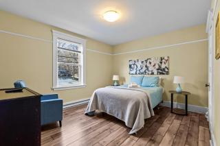 Pet-Friendly 2BR Wi-Fi Parking - 9