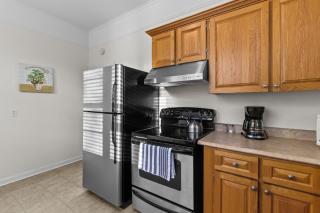 Charming 2BR Wi-Fi Off-Street Parking - 6