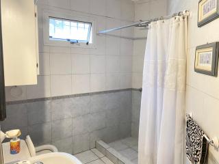 Casa con jardín, quincho y piscina privada - 5