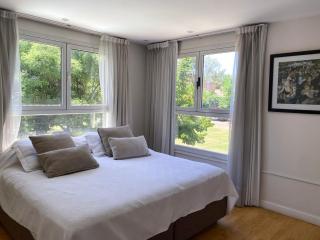 Casa con jardín, quincho y piscina privada - 4