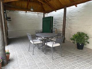 Casa con jardín, quincho y piscina privada - 2