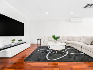 Spacious 5BR Home with Pool in Heidelberg Heights - 0