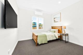 Spacious 5BR Home with Pool in Heidelberg Heights - 7