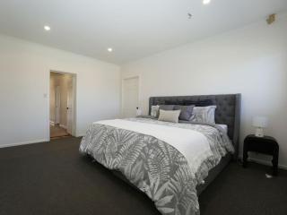 Spacious 5BR Home with Pool in Heidelberg Heights - 2