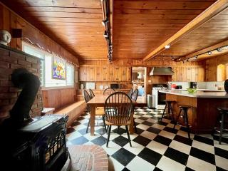 Twin Oaks Near Lake Wallenpaupack Historic Home - 1