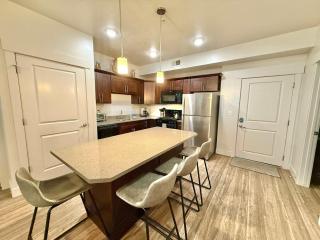 Spacious 2-Bedroom Urban Oasis - 4