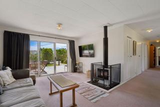 Lake Hawea Family Holiday Home - 8