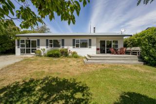 Lake Hawea Family Holiday Home - 0