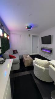 The 513 Flat 2! 1BR, 1Bath Apt with Pool and Riverfront View! Free Gated Parking! Only Steps from The banks & Stadiums! - 6