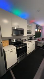 The 513 Flat 2! 1BR, 1Bath Apt with Pool and Riverfront View! Free Gated Parking! Only Steps from The banks & Stadiums! - 2