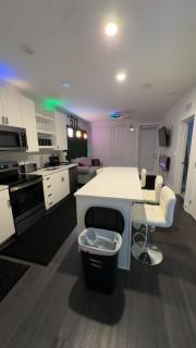 The 513 Flat 2! 1BR, 1Bath Apt with Pool and Riverfront View! Free Gated Parking! Only Steps from The banks & Stadiums! - 4