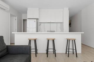 Chic 2BR City Stay Amazing Views & Parking - 4