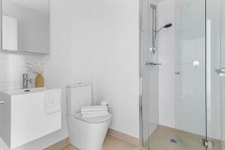 Chic 2BR City Stay Amazing Views & Parking - 2