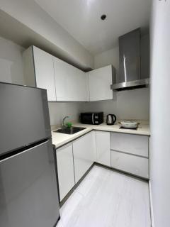 Affordable Staycation with Balcony at The Gramercy Makati - 8