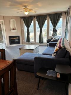 Cozy getaway with a view! - 0