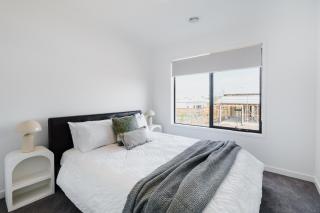 Coastal Luxe Retreat, Sleep 8, Secure backyard - 5