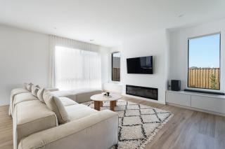 Coastal Luxe Retreat, Sleep 8, Secure backyard - 6